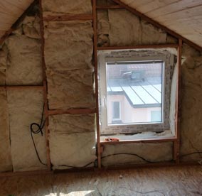 Zateplení stěn rodinného domu pomocí izolačních materiálů + vestavba sřevěné konstrukce pro uchycení